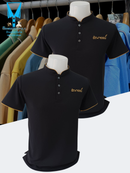 เสื้อโปโลคอจีนสีดำขลิปทอง พร้อมรับปักโลโก้และชื่อ Plus ความนุ่ม เพิ่มความสบาย  ผ้า Micro Plus + (ไมโคร พลัส) เส้นใยเล็ก ละเอียดเรียงตัวสวย ด้วยโพลีเอสเตอร์ผสมไมโครไฟเบอร์ เกรด A ทำให้ผ้านุ่ม เนียน ละเอียด คงทน ใส่เย็นสบาย ระบายอากาศได้ดี พร้อมโครงสร้างของ