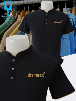 เสื้อโปโลคอจีนสีดำขลิปทอง พร้อมรับปักโลโก้และชื่อ Plus ความนุ่ม เพิ่มความสบาย  ผ้า Micro Plus + (ไมโคร พลัส) เส้นใยเล็ก ละเอียดเรียงตัวสวย ด้วยโพลีเอสเตอร์ผสมไมโครไฟเบอร์ เกรด A ทำให้ผ้านุ่ม เนียน ละเอียด คงทน ใส่เย็นสบาย ระบายอากาศได้ดี พร้อมโครงสร้างของ