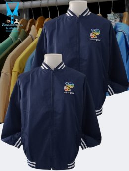 เสื้อแจ็คเก็ตพร้อมงานปักอักษร B สุดน่ารักเหมาะสำหรับเป็นของขวัญ ออกแบบตามสั่ง โดยด้านในตัวอักษร B มีลวดลายทิวทัศน์ธรรมชาติ ทุ่งดอกไม้ ภูเขา และท้องฟ้า ออกแบบฟรี ไม่มีขั้นต่ำ  สนใจสอบถามเพิ่มเติม  http://line.me/ti/p/~sawasdeepolo  www.sawasdeepolo.com ️ 0