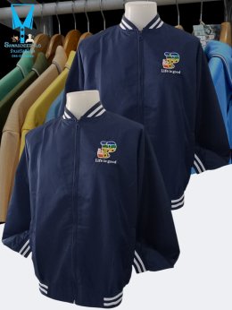 เสื้อแจ็คเก็ตพร้อมงานปักอักษร B สุดน่ารักเหมาะสำหรับเป็นของขวัญ ออกแบบตามสั่ง โดยด้านในตัวอักษร B มีลวดลายทิวทัศน์ธรรมชาติ ทุ่งดอกไม้ ภูเขา และท้องฟ้า ออกแบบฟรี ไม่มีขั้นต่ำ  สนใจสอบถามเพิ่มเติม  http://line.me/ti/p/~sawasdeepolo  www.sawasdeepolo.com ️ 0