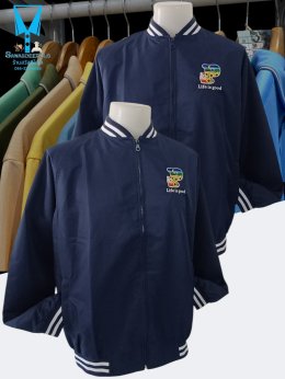 เสื้อแจ็คเก็ตพร้อมงานปักอักษร B สุดน่ารักเหมาะสำหรับเป็นของขวัญ ออกแบบตามสั่ง โดยด้านในตัวอักษร B มีลวดลายทิวทัศน์ธรรมชาติ ทุ่งดอกไม้ ภูเขา และท้องฟ้า ออกแบบฟรี ไม่มีขั้นต่ำ  สนใจสอบถามเพิ่มเติม  http://line.me/ti/p/~sawasdeepolo  www.sawasdeepolo.com ️ 0