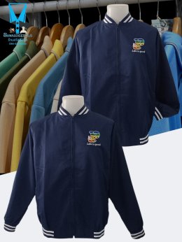 เสื้อแจ็คเก็ตพร้อมงานปักอักษร B สุดน่ารักเหมาะสำหรับเป็นของขวัญ ออกแบบตามสั่ง โดยด้านในตัวอักษร B มีลวดลายทิวทัศน์ธรรมชาติ ทุ่งดอกไม้ ภูเขา และท้องฟ้า ออกแบบฟรี ไม่มีขั้นต่ำ  สนใจสอบถามเพิ่มเติม  http://line.me/ti/p/~sawasdeepolo  www.sawasdeepolo.com ️ 0