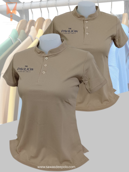 เสื้อโปโลคอจีนพร้อมรับปักโลโก้และชื่อ Plus ความนุ่ม เพิ่มความสบาย  ผ้า Micro Plus + (ไมโคร พลัส) เส้นใยเล็ก ละเอียดเรียงตัวสวย ด้วยโพลีเอสเตอร์ผสมไมโครไฟเบอร์ เกรด A ทำให้ผ้านุ่ม เนียน ละเอียด คงทน ใส่เย็นสบาย ระบายอากาศได้ดี พร้อมโครงสร้างของผ้าในขั้นตอน