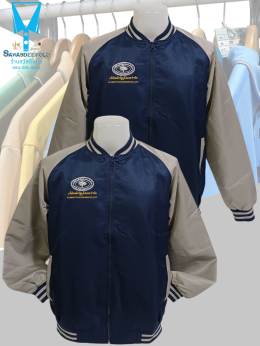 ขอบพระคุณบริษัท คลังรัฐภูมิ 2009 จำกัด  แจ็คเก็ตทรงเบสบอล ผ้าไมโครพีช  เส้นด้ายโพลีเอสเตอร์ (Polyester) เนื้อผ้ามี 2 ด้าน (ด้านขนและด้านซาติน) มีความเงาลื่น เนื้อนุ่มเบาสัมผัสสบายไม่ยับง่าย  มีซับในทั้งตัวไม่ระคายเคือง มีกระเป๋าข้าง ซ้าย-ขวา พร้อมบริการปั