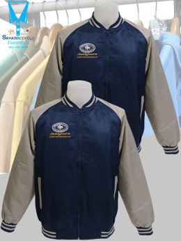 ขอบพระคุณบริษัท คลังรัฐภูมิ 2009 จำกัด  แจ็คเก็ตทรงเบสบอล ผ้าไมโครพีช  เส้นด้ายโพลีเอสเตอร์ (Polyester) เนื้อผ้ามี 2 ด้าน (ด้านขนและด้านซาติน) มีความเงาลื่น เนื้อนุ่มเบาสัมผัสสบายไม่ยับง่าย  มีซับในทั้งตัวไม่ระคายเคือง มีกระเป๋าข้าง ซ้าย-ขวา พร้อมบริการปั