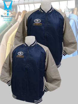 ขอบพระคุณบริษัท คลังรัฐภูมิ 2009 จำกัด  แจ็คเก็ตทรงเบสบอล ผ้าไมโครพีช  เส้นด้ายโพลีเอสเตอร์ (Polyester) เนื้อผ้ามี 2 ด้าน (ด้านขนและด้านซาติน) มีความเงาลื่น เนื้อนุ่มเบาสัมผัสสบายไม่ยับง่าย  มีซับในทั้งตัวไม่ระคายเคือง มีกระเป๋าข้าง ซ้าย-ขวา พร้อมบริการปั