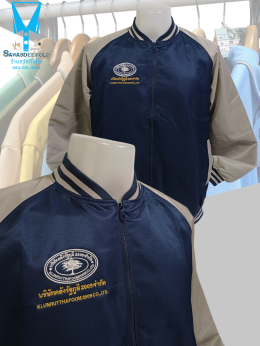 ขอบพระคุณบริษัท คลังรัฐภูมิ 2009 จำกัด  แจ็คเก็ตทรงเบสบอล ผ้าไมโครพีช  เส้นด้ายโพลีเอสเตอร์ (Polyester) เนื้อผ้ามี 2 ด้าน (ด้านขนและด้านซาติน) มีความเงาลื่น เนื้อนุ่มเบาสัมผัสสบายไม่ยับง่าย  มีซับในทั้งตัวไม่ระคายเคือง มีกระเป๋าข้าง ซ้าย-ขวา พร้อมบริการปั