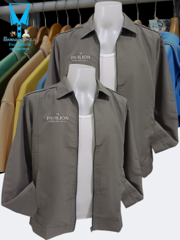 ขอบพระคุณ The Pavilion เสื้อแจ็คเก็ตคอปกทรงคลาสสิค เนื้อผ้าไมโครพีช เนื้อนุ่มเบาสัมผัสสบายไม่ยับง่าย ไม่ระคายเคือง มีกระเป๋าข้างซ้าย-ขวา ใส่กันแดดกันลม บริการปักเสื้อ พร้อมออกแบบ ไม่มีขั้นต่ำ สนใจสอบถามเพิ่มเติม  https://line.me/ti/p/VJeTnWFnQS  www.sawas