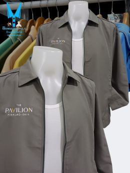 ขอบพระคุณ The Pavilion เสื้อแจ็คเก็ตคอปกทรงคลาสสิค เนื้อผ้าไมโครพีช เนื้อนุ่มเบาสัมผัสสบายไม่ยับง่าย ไม่ระคายเคือง มีกระเป๋าข้างซ้าย-ขวา ใส่กันแดดกันลม บริการปักเสื้อ พร้อมออกแบบ ไม่มีขั้นต่ำ สนใจสอบถามเพิ่มเติม  https://line.me/ti/p/VJeTnWFnQS  www.sawas