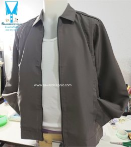 เสื้อแจ็คเก็ตคอปกทรงคลาสสิค เนื้อผ้าไมโครพีช เนื้อนุ่มเบาสัมผัสสบายไม่ยับง่าย ไม่ระคายเคือง มีกระเป๋าข้างซ้าย-ขวา ใส่กันแดดกันลม บริการปักเสื้อ พร้อมออกแบบ ไม่มีขั้นต่ำ สนใจสอบถามเพิ่มเติม  https://line.me/ti/p/VJeTnWFnQS  www.sawasdeepolo.com ️ 084225405