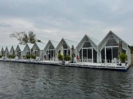 แพ M&R 2 บ้านพักริมน้ำ บรรยากาศส่วนตัว พร้อมอาหารเช้า