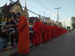 ใส่บาตรข้าวเหนียว ลาวใต้