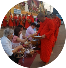 ใส่บาตรข้าวเหนียว ลาวใต้