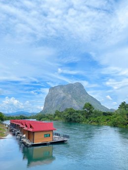 แพหาดสามหมื่น เสน่ห์เมืองเฟือง สปป.ลาว แพริมแม่น้ำลีก