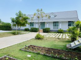 A single house for rent and monthly rental in Hin Lek Fai subdistrict, Hua Hin district near popular tourist destinations. Close to the natural quiet and private.