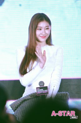 แซนตี้ ITZY ทักทาย MIDZY ชาวไทย ในงานแถลงข่าว ก่อนมอบของขวัญสุดฟินในงาน ไทย ITZY PREMIERE SHOWCASE TOUR ‘ITZY? ITZY!’ IN BANGKOK