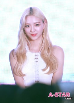 แซนตี้ ITZY ทักทาย MIDZY ชาวไทย ในงานแถลงข่าว ก่อนมอบของขวัญสุดฟินในงาน ไทย ITZY PREMIERE SHOWCASE TOUR ‘ITZY? ITZY!’ IN BANGKOK