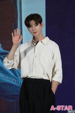 'ชา อึนอู' โปรยเสน่ห์หนุ่มหล่อออร่าวิ้ง ทำอโรฮ่าใจละลายในงานแถลงข่าว CHA EUN-WOO “JUST ONE 10 MINUTE” <STARRY CARAVAN>” in Bangkok