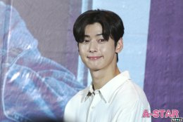 'ชา อึนอู' โปรยเสน่ห์หนุ่มหล่อออร่าวิ้ง ทำอโรฮ่าใจละลายในงานแถลงข่าว CHA EUN-WOO “JUST ONE 10 MINUTE” <STARRY CARAVAN>” in Bangkok