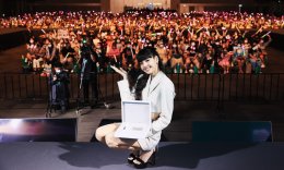 บลิ๊งค์ฟิน! ลิซ่าแจกยิ้มรัวๆ สร้างปรากฏการณ์ยิ้มสวย ฟันขาวมั่นใจกับยาสีฟันพรีเมียม เดนทิสเต้ ในงาน 'LISA' Special Greet: "DENTISTE' Presents Confident Smile with LISA"