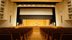 เมื่อหอประชุมต้องเป็นทั้ง "เวทีการประชุม จัดกิจกรรม หรือฉากละคร" จบปัญหาจอขวางพื้นที่ใช้งานด้วย Rollable LED 