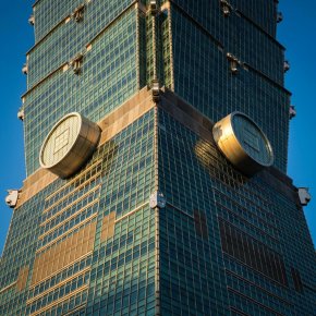 ถอดรหัสฮวงจุ้ยตึกไทเป 101 (Taipei 101): เจดีย์ไม้ไผ่ 8 ปล้อง ลูกแก้วมังกรสลายลมพิฆาต และเหรียญโบราณดักทรัพย์