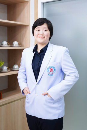 แพทย์จีน ธิดารัตน์ องค์ศรีตระกูล (เวิง ฮุ่ย เจิน , Weng Hui Zhen)