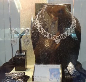 ชุดเครื่องประดับเพชร Heart & Arrow คุณภาพสูงสุด “The Resplendent Charming” ของ Lee Seng Jewelry (L.S. Jewelry Group) ได้รับการคัดเลือกจาก Ploi Thai  ในงาน Bangkok Gems & Jewelry Fair 52 nd ให้เป็นจิวเวลรี่  “พลอยไทย” 2013  จากจำนวนบริษัทกว่า 3,000