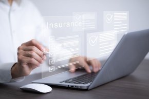พนักงานออฟฟิศกำลังซื้อประกันออนไลน์ทางเว็บไซต์ของบริษัทประกันภัย