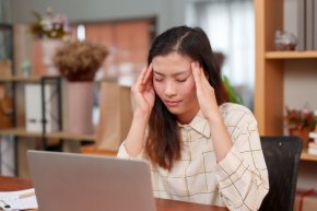 ผู้หญิงวัยทำงานกำลังเครียดเพราะไม่มีเงินเก็บ