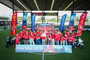 ฮอนด้า ปลุกสีสันก่อนศึกแดงเดือด พาแฟนผี-เด็กหงส์ขี่ New Honda UC3 ทำภารกิจวอร์มศึกกลางกรุงฯ