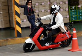 คันเร่งแบบใหม่ ใช้นิ้วเกี่ยวเอา i-Motor EV Bike สัญชาติไทย ร่วมพัฒนากับ Asahi Denso บริษัทสัญชาติญี่ปุ่น นำนวัตกรรมใหม่มาลงในรถทั้ง Vapor,Thunder แปลกใหม่มาก