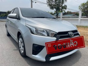 2014 Toyota Yaris Hatchback สีเทา