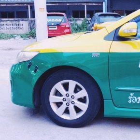 รถประกันภัยเเท็กซี่สีเขียวเหลืองจอดอยู่
