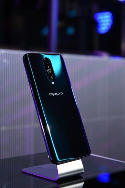 OPPO ดึง “แพร” วทานิกา และ สุรชัย แสงสุวรรณ ช่างภาพมือหนึ่ง ถ่ายทอดความเป็นแฟชั่นไอเท็ม 