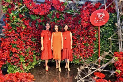 ดอกไม้บานสะพรั่ง ฉลอง “70 ปี ห้างเซ็นทรัล” สุดอลังการ  อวดโฉม ‘ควีน ออฟ ฟีนิกซ์’ พร้อมไข่มุก 700 ล้าน