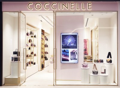 “คิมเบอร์ลี่” แขกคนพิเศษของแบรนด์ “ค็อกชิเนลเล่” (Coccinelle) ร่วมฉลองเปิดร้านคอนเซปต์ใหม่ ที่เซ็นทรัลเวิลด์