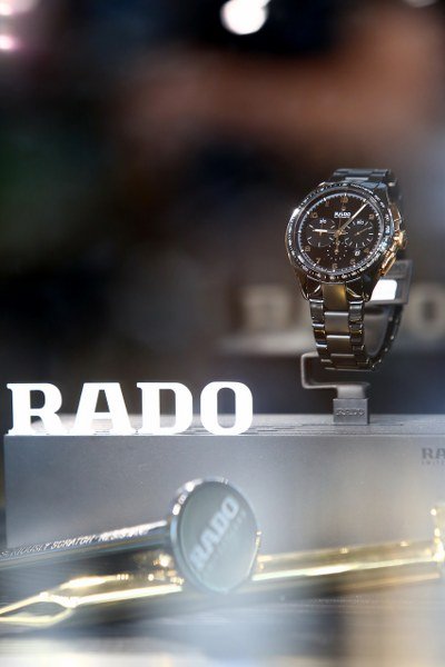 “RADO” สะท้อนตัวตนผ่านแฟชั่นดีไซน์คอลเลคชั่นพิเศษ รังสรรค์ความอลังการโดย ขวัญข้าว เศวตวิมล