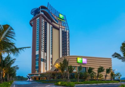 โรงแรม Holiday Inn Vana Nava Hua Hin เปิดตัวอลังการ พร้อมโชว์ เจนี่, ทาทา และ “คริสติน่า 