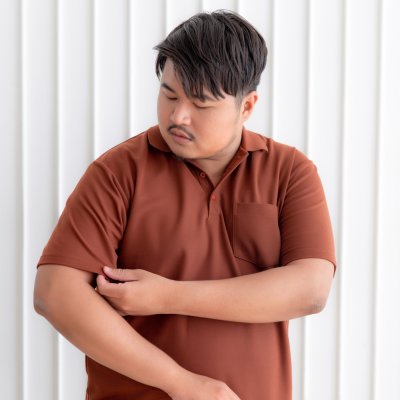 เสื้อโปโล รุ่นมีกระเป๋า สีน้ำตาล