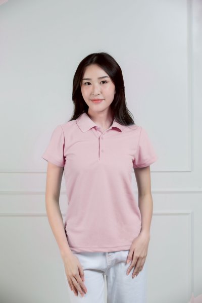 เสื้อโปโลหญิง "ทรงเว้าเอว" สีชมพูอ่อน