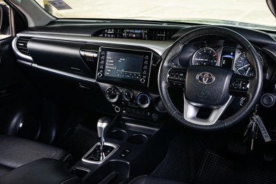 2023 Toyota Hilux Revo 2.4 Smart Cab Prerunner Mid