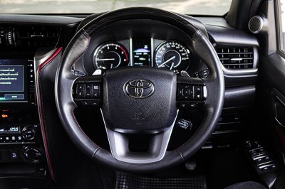 2023 TOYOTA FORTUNER 2.4 LEGENDER BLACK TOP 4WD