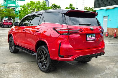 2022 Toyota Fortuner 2.8 GR Sport (Black Top) 4WD SUV