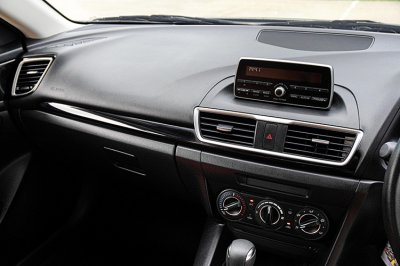 2016 Mazda 3 2.0 (ปี 14-18) E Sedan