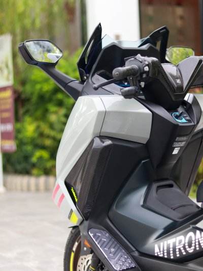 แก้มข้างคาร์บอนผ้า"Italy" ลาย2เงา สำหรับ FORZA350 ปี2023-ปัจจุบัน