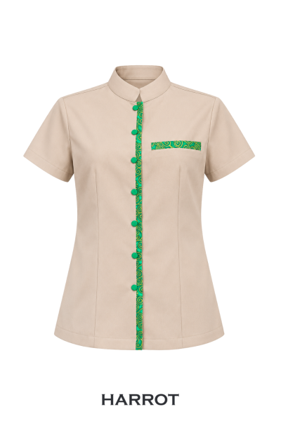 เสื้อสปา สีเบจ คอตั้ง แขนสั้น แต่งลายไทยสีเขียว กระดุมสีเขียว