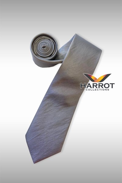 เนคไท เป็นแบบผูกเอง