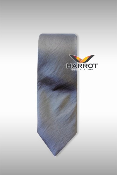 เนคไท เป็นแบบผูกเอง