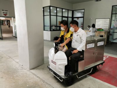 รถขับเคลื่อนไฟฟ้าชนิดนั่งขับ พร้อมตู้สแตนเลส 2 ชั้น